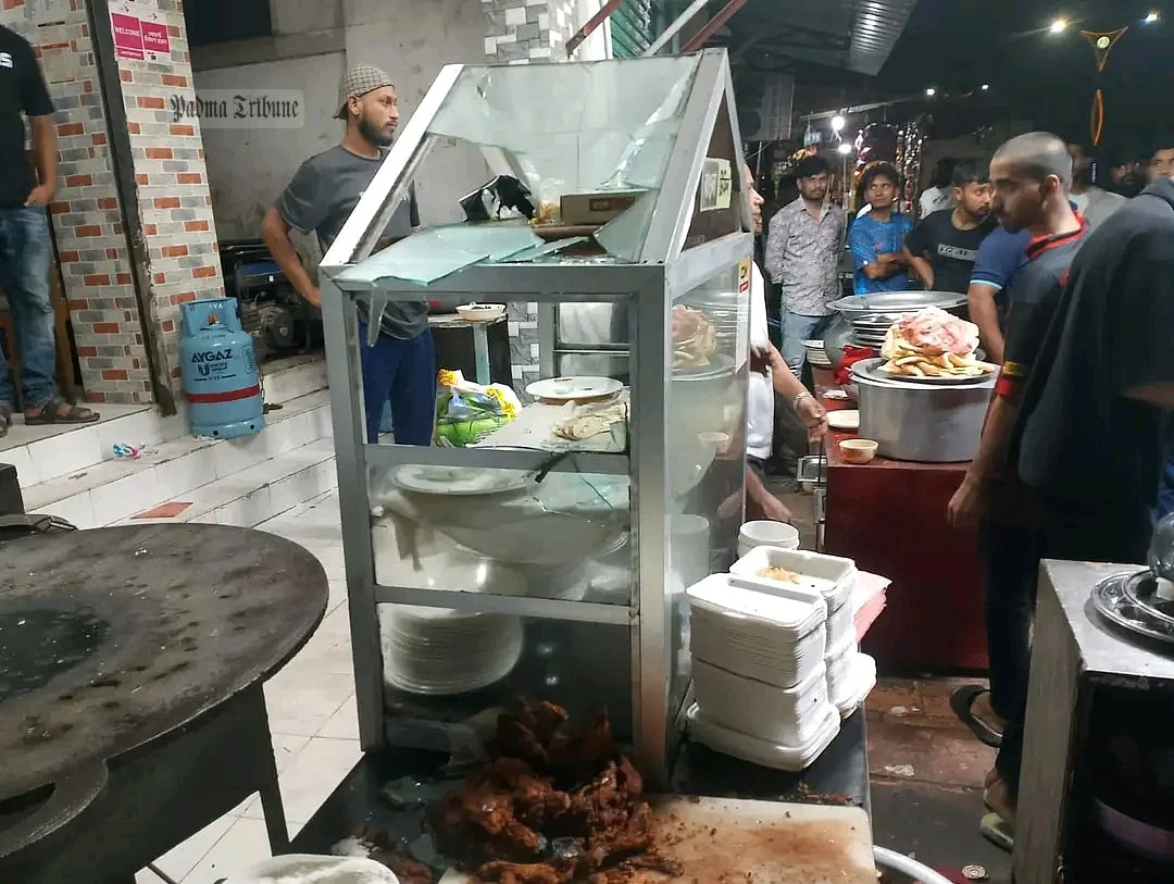 খাবার দিতে দেরি হওয়ায় রাজশাহীতে দুটি রেস্তোরাঁয় ভাঙচুর, হাতবোমা বিস্ফোরণে পুলিশ আহত
